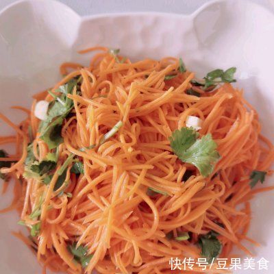 吃了这碗美味家常菜:凉拌胡萝卜,一口下肚感觉超暖