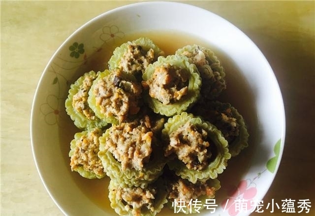 大热天请闺蜜来家里吃饭，我特意下厨招待，上桌后老公脸都黑了！