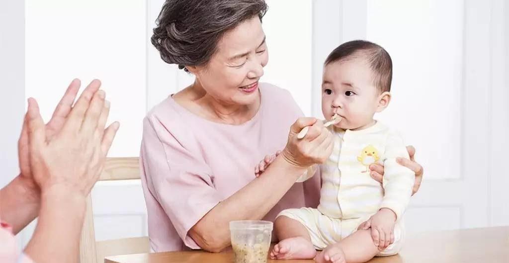 奶奶|奶奶带孩子,常用的老经验会“坑”娃,妈妈爸爸要提前打预防针