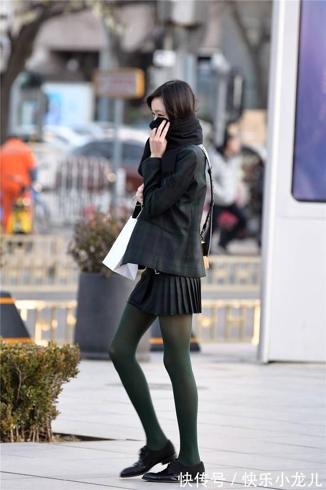 身材高挑 墨绿色棉袜搭配黑色百褶裙,骨感身材的美女,更会秀身材