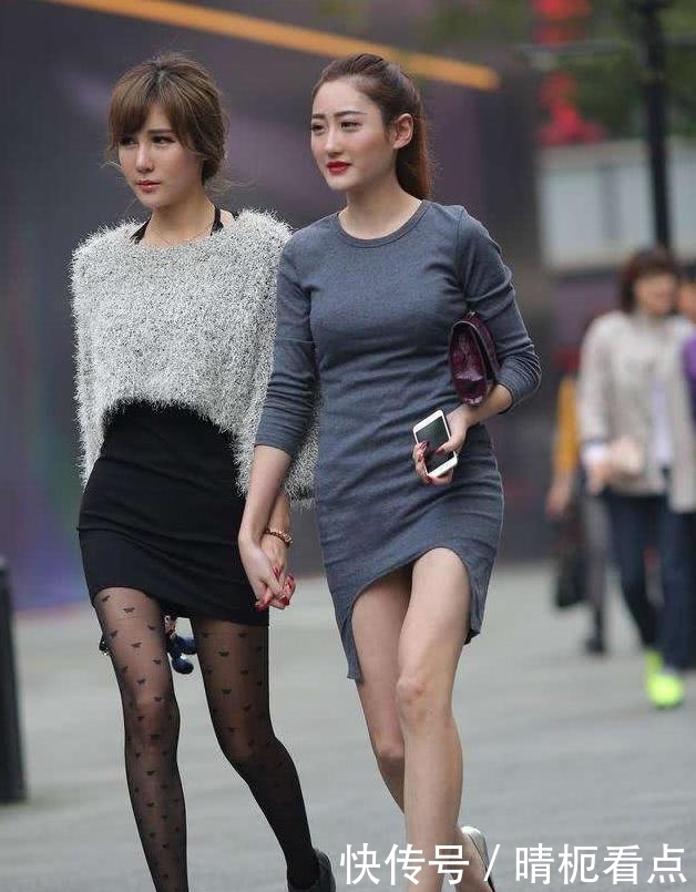 身穿|街拍:两位闺蜜身穿黑色连衣裙,性感的美腿,看了心血澎湃