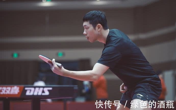 国乒队|许昕妻子产后身材苗条,亲自接机许昕,与超模合照也不输