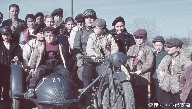 保加利亚|14张二战珍贵彩照：保加利亚农村姑娘欢迎德军兵哥哥