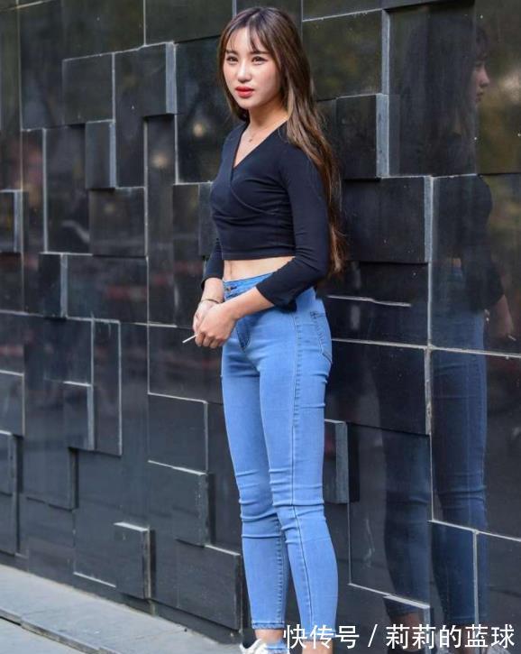 美丽的打底裤时尚动人，容易让人挑花眼，还有气质