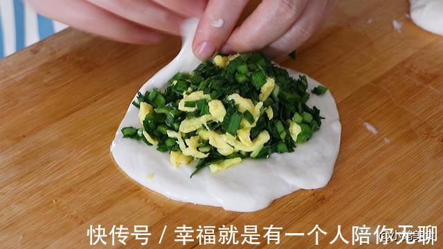 面团|爱吃韭菜盒子,这个方法就够了,不和面不擀皮,薄皮大馅太香了