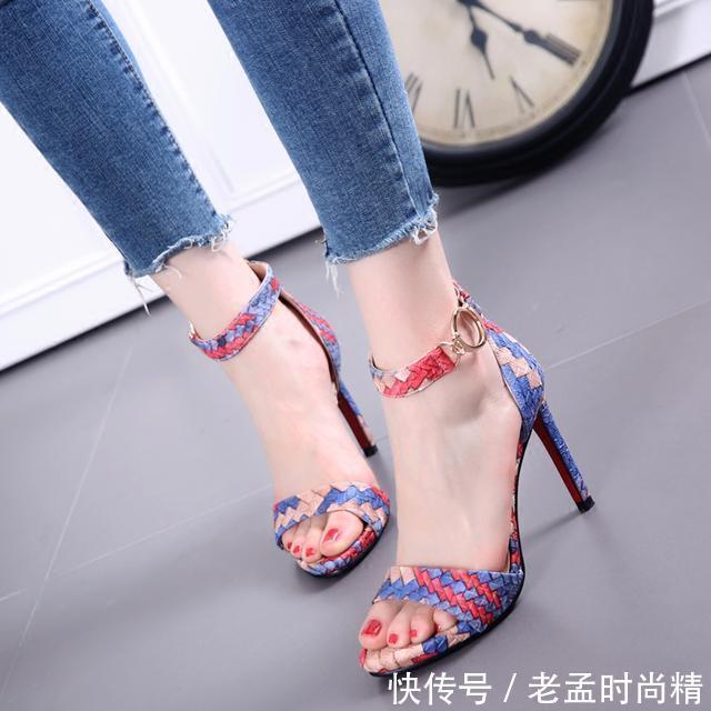 时尚 女人都最爱高挑显脚瘦的高跟鞋,不是没有道理的!