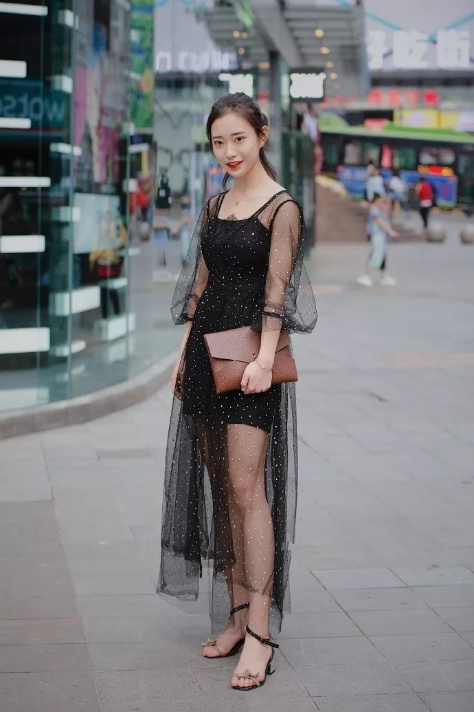 街拍:高跟鞋魅力搭配,展现出女性身上的独有气息