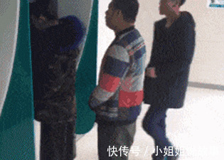 |幽默笑话:老公半夜打牌回来,被迫把床上的妻子赶了出去