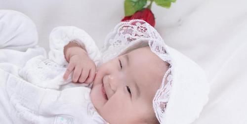 睡眠时间|出生一个星期的新生儿还不睁眼,爸妈急忙送医,检查后医生乐了