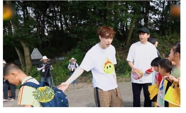 嘉宾们|张艺兴外出招呼小朋友，却意外偶遇吴亦凡，下意识表情太好笑