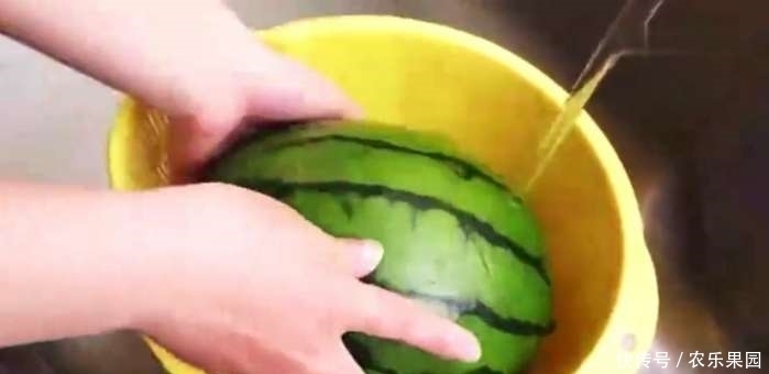 尝试一下|实拍:男友把西瓜放在水里煮熟,切开后的样子令人称奇!