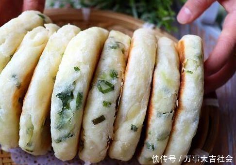 这才是葱花饼正确做法，不和面不烫面，柔软咸香，凉了也不硬