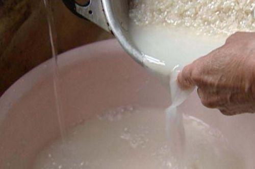 张大爷养花,一年四季用“2种水”浇花,土壤疏松肥沃、养啥都旺