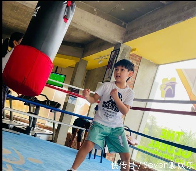 武照|吴尊晒儿女练武照| 笑称这一家可不是开玩笑的|