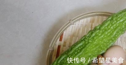 夏日|一个方法能快速去除苦瓜的苦味，脆嫩爽口，夏日必备的苦瓜炒蛋！