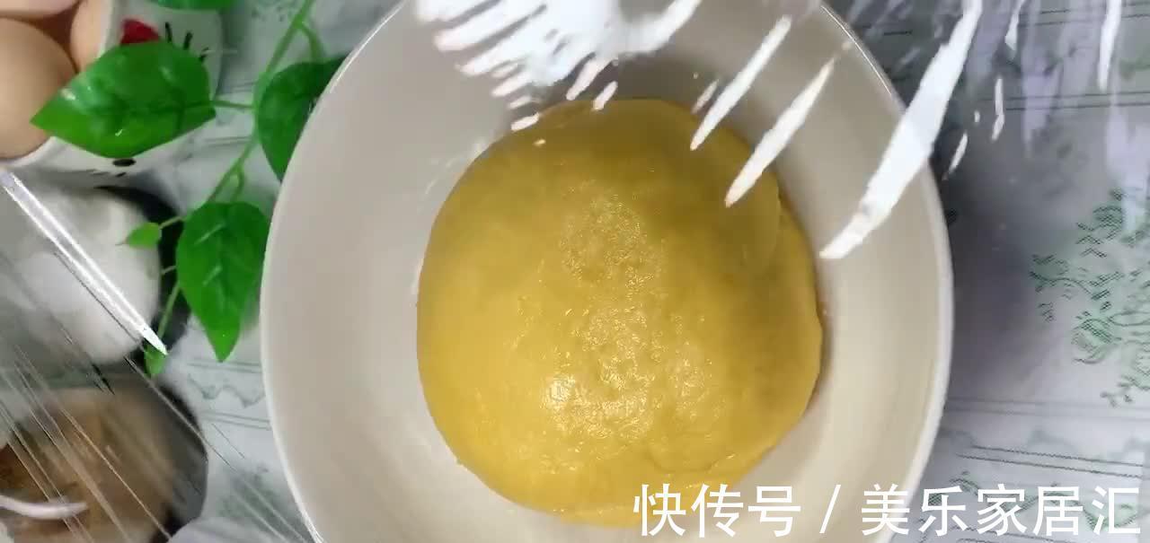 蜂蜜面包不用烤箱也能做,全程不加一滴水,暄软蓬松香甜可口