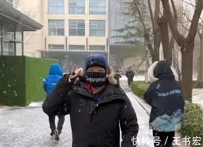 国家队|穿着大棉袄捂得严严实实!全红婵在雪中慢慢步行,大背包意外抢戏