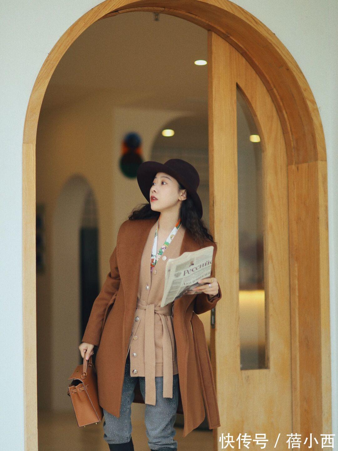 视觉效果|奔三奔四的女人,建议多穿“大地色大衣”,搭配裤子、裙子真高级