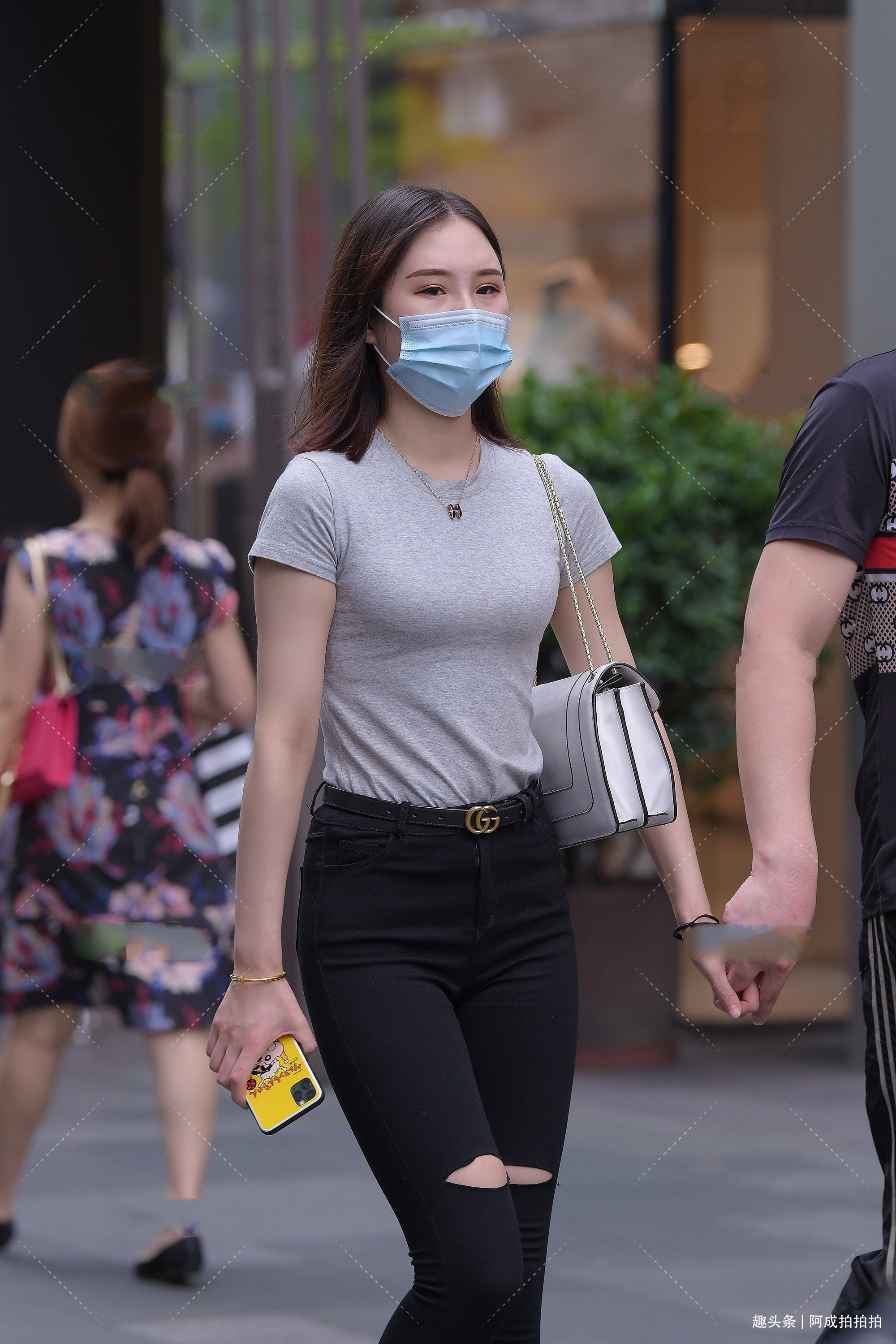 铅笔裤配上马丁靴,简单又不失时尚感