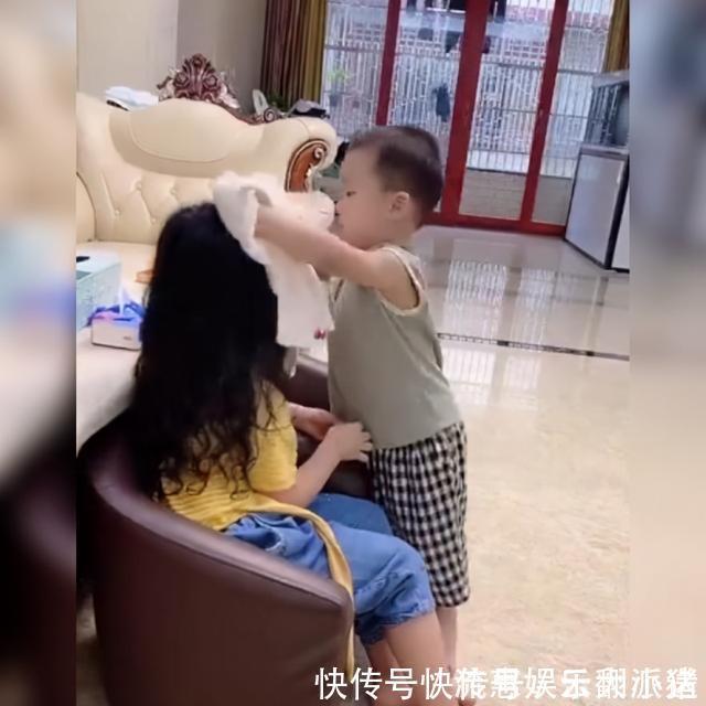 毛巾|弟弟“伺候”姐姐走红,姐姐刚洗完澡就递毛巾,网友:最卑微二胎
