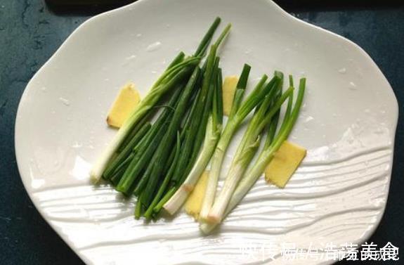 做清蒸鱼,谨记“2不放”,鱼肉蒸好不柴不腥,又鲜又嫩又香