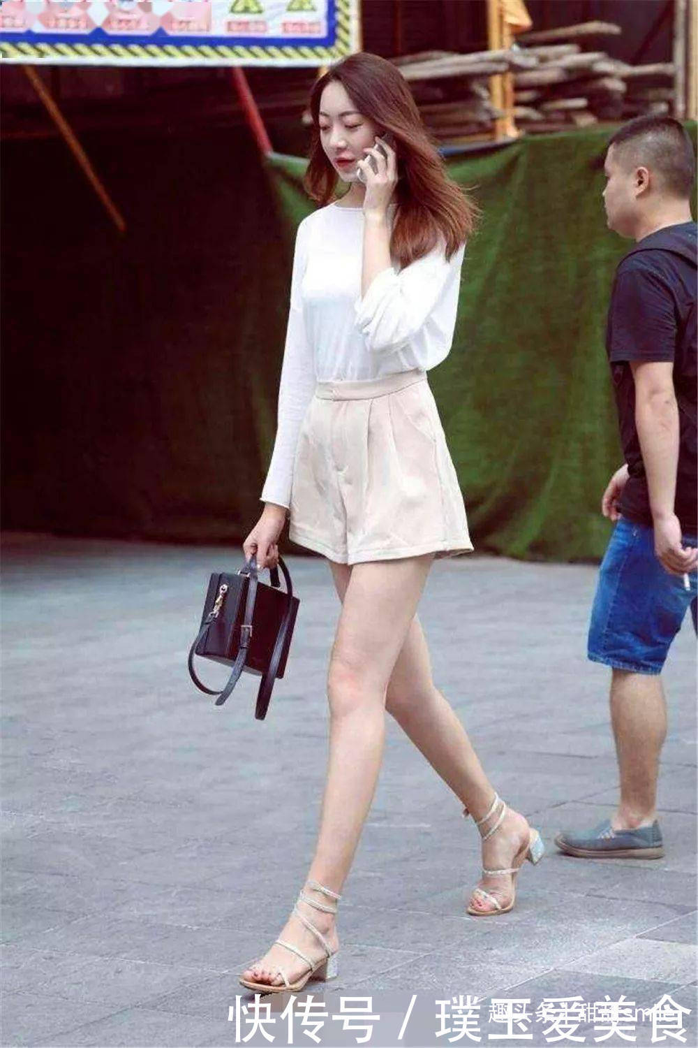 美女一双高跟凉鞋穿搭在脚上,让她带着一种清新的时尚与魅力