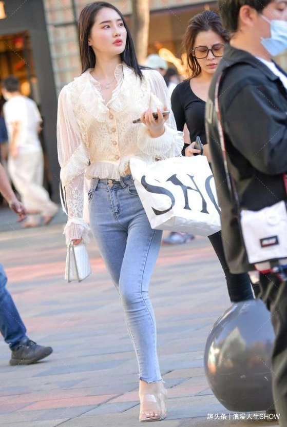 蕾丝衬衫配牛仔裤,美丽又时尚,尽显淑女的美