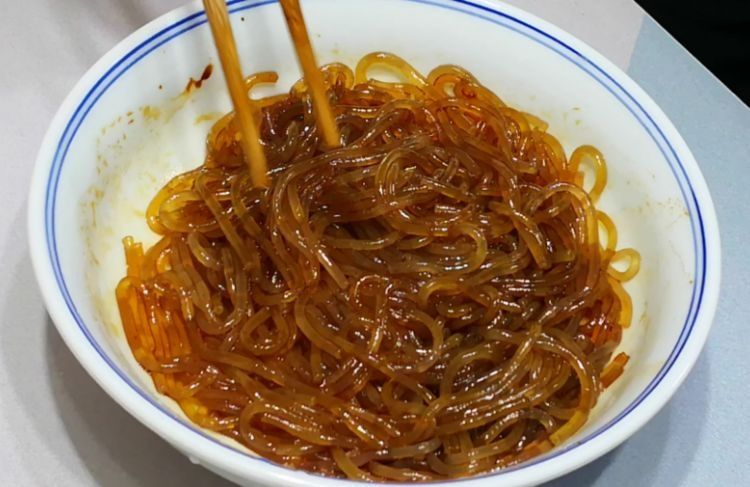 ?粉条直接下锅炒，难怪不好吃！教你一个妙招，不坨不粘锅味道香