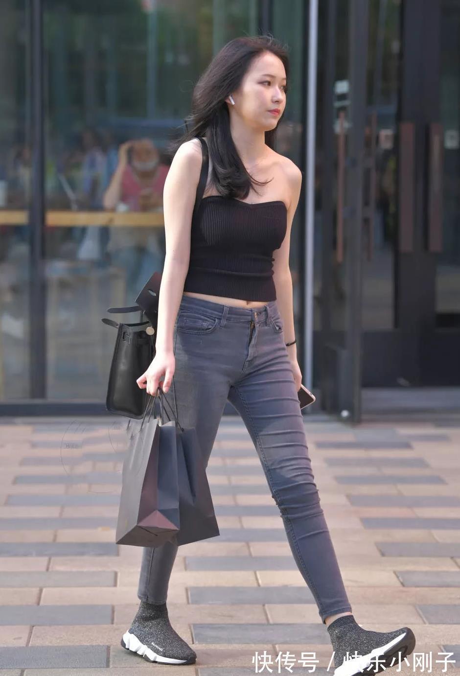 妹纸|非常自信的辣妈,轻松打造时尚的高级形象,一个人逛街大秀性感