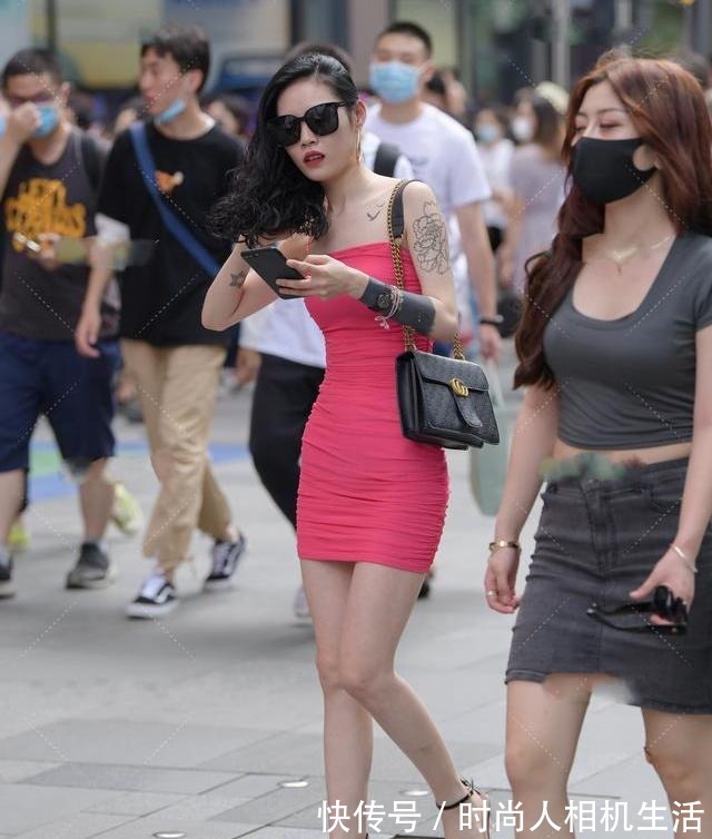 高跟鞋 粉色褶裙和黑色鞋包搭配,明亮可爱,不失性感!