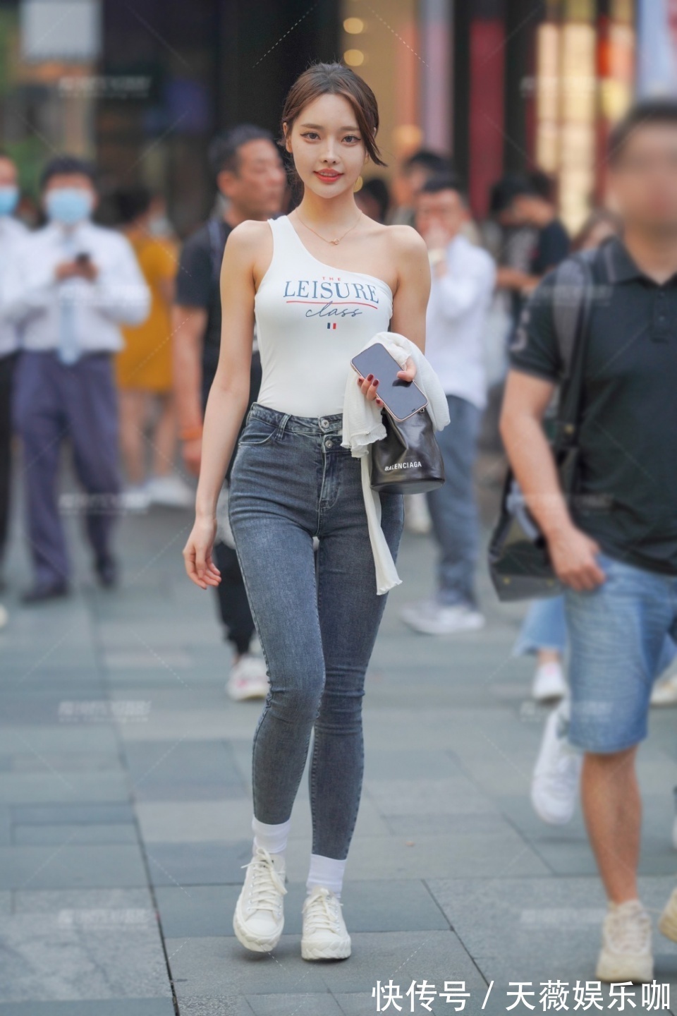 时尚 个性的女生,单吊带衫配灰色牛仔裤,穿搭的时尚又抢镜