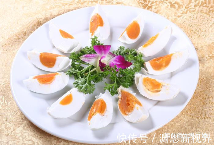 鸡蛋|腌鸡蛋只放盐大错特错，最后一步加点它，鸡蛋不臭，个个起沙流油