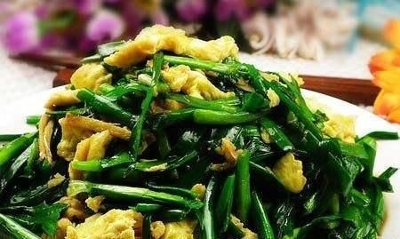 鸡蛋配上它，大肚子没了，失眠好了！女人不想满脸皱纹，可以试试