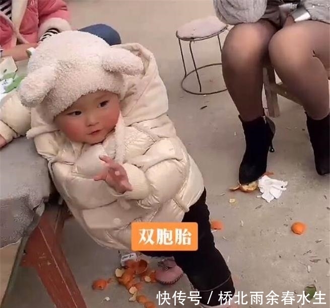 双胞胎宝宝分开养,城里妈妈带的还不会走,乡下奶奶带的撵着鸡跑