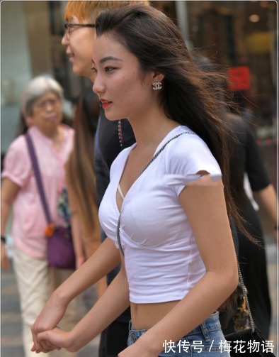 短袖|修身v领短袖破洞的牛仔裤，简单清凉，气场十足