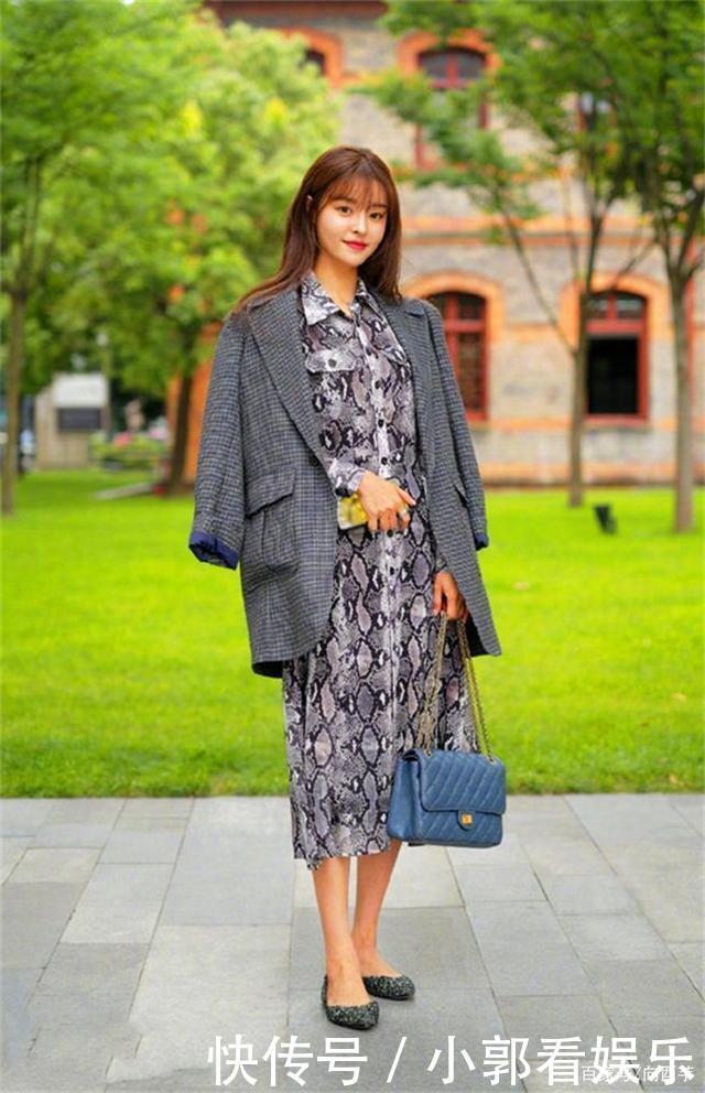 黑白配色连体裤搭配尖头穆勒鞋，温婉柔顺，明艳端庄