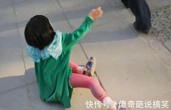 宝妈|“倔强母子”火了,街头相隔3米僵持不下,孩子:敌不动我不动