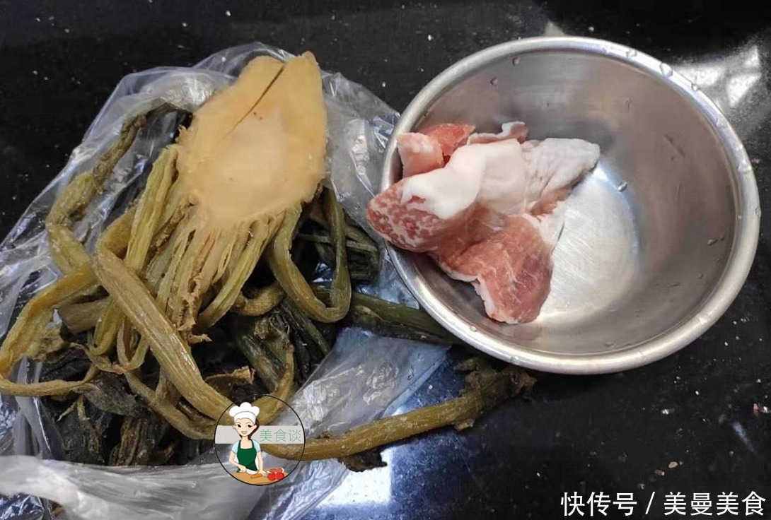 冷天,此菜蒸一蒸,10分钟就上桌,隔三差五蒸一盘,鲜香到流口水