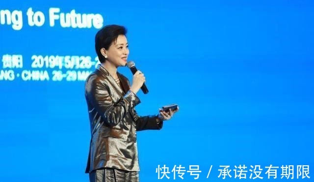 面料|杨澜从不赶时髦,认真穿西装配阔腿裤亮相,配短发已成优雅的代表!