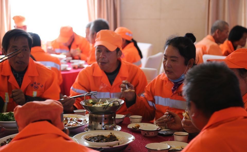 佳节|兴隆集团为环卫工过重阳佳节奉献爱心！