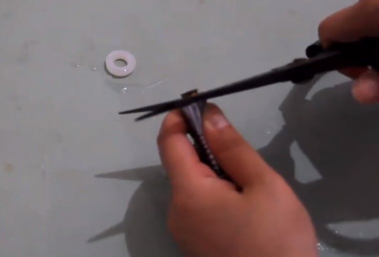 淋浴头堵塞还漏水?不要急着换,教你不花一分钱,轻松解决