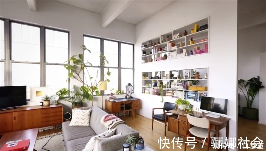 夫妻俩|夫妻俩住进83㎡阁楼公寓，书架墙当隔断，现代乡村风又暖又舒适