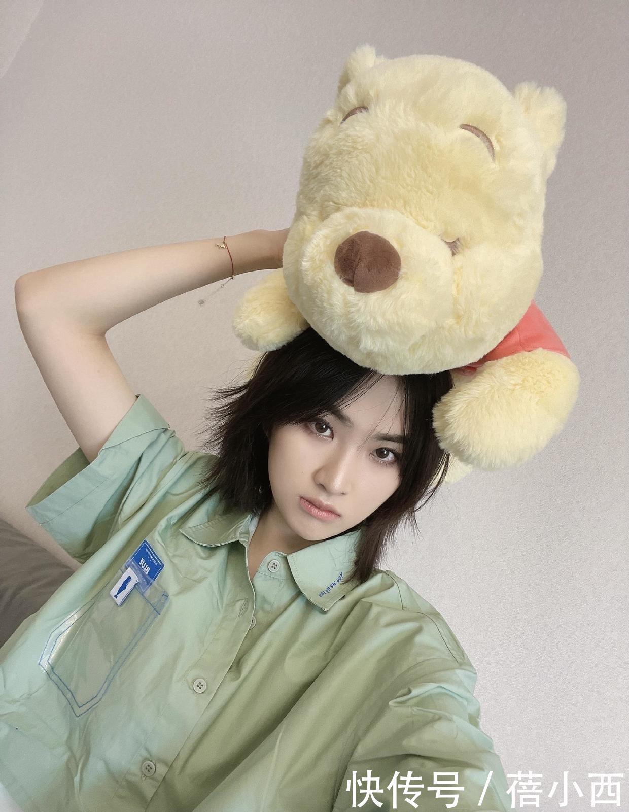 露肩|姚安娜终究是名媛,虽然被黑衣品差,翻身只需一条彩虹裙,太美了