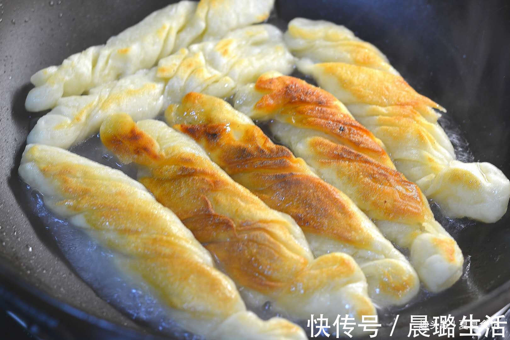 自从学会这早餐，儿子就迷上了它，卷一卷煎一煎，蓬松酥脆香喷喷