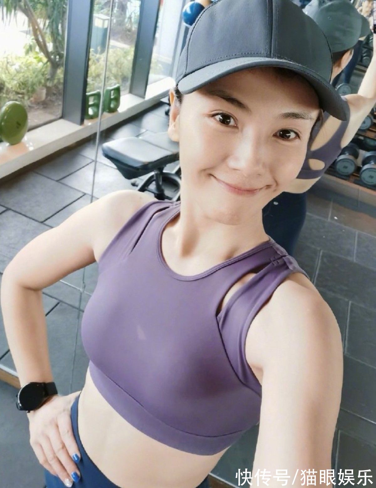 健身|41岁殷桃深夜素颜健身，穿半身衣秀马甲线漫画腿，身材不输刘涛