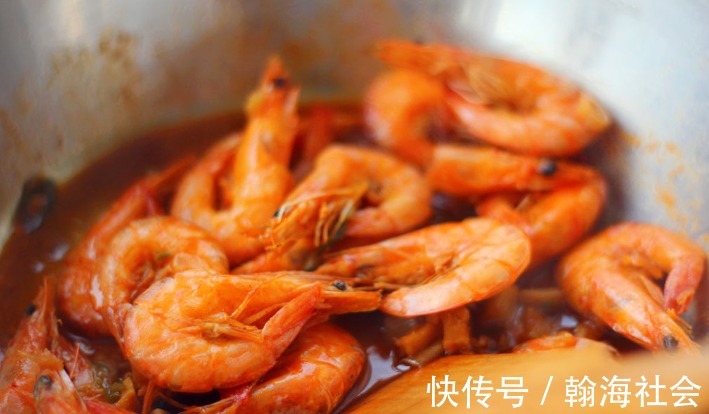 色泽|鲜嫩好吃的红焖大虾，色泽亮丽，鲜嫩微甜，大人小孩都爱吃