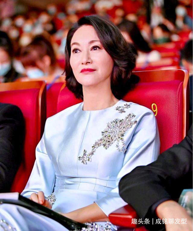 减龄 年过五十的女人别再做这3种发型,不仅大妈感十足,老气又掉档次