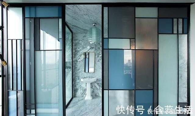玻璃|客厅不用大理石，拿玻璃做墙面，一看就知你家品味不凡