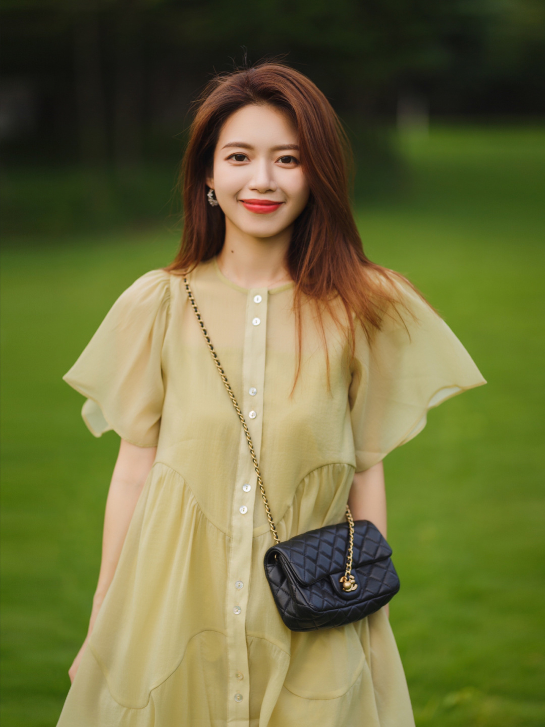 衬衫搭配|都市“精英”女白领都爱这么穿,衬衫搭配半身裙,简约高级又减龄