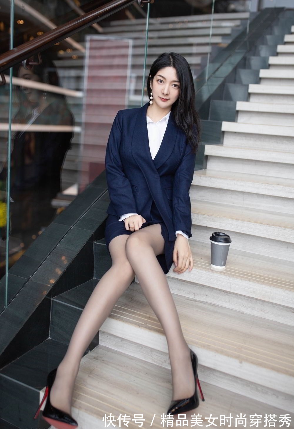 添彩 职场中既要优雅得体又要不失干练,这样的套装裙为你增光添彩